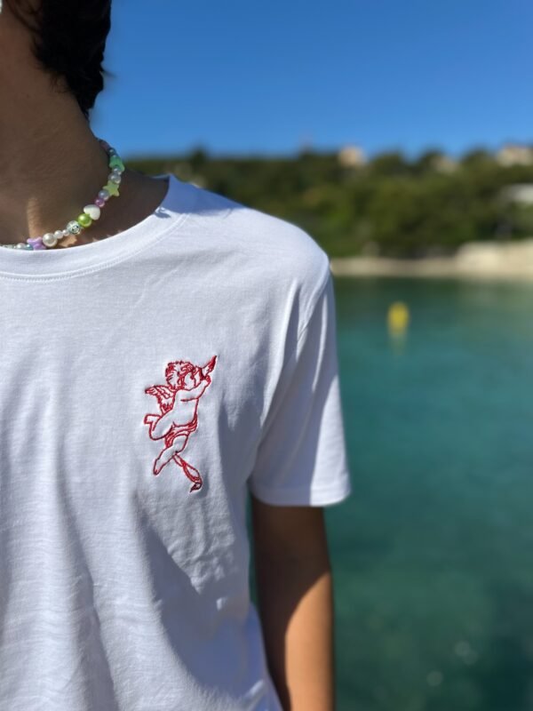 T shirt le classique de chez Cupidon & Fils porté par un homme de face