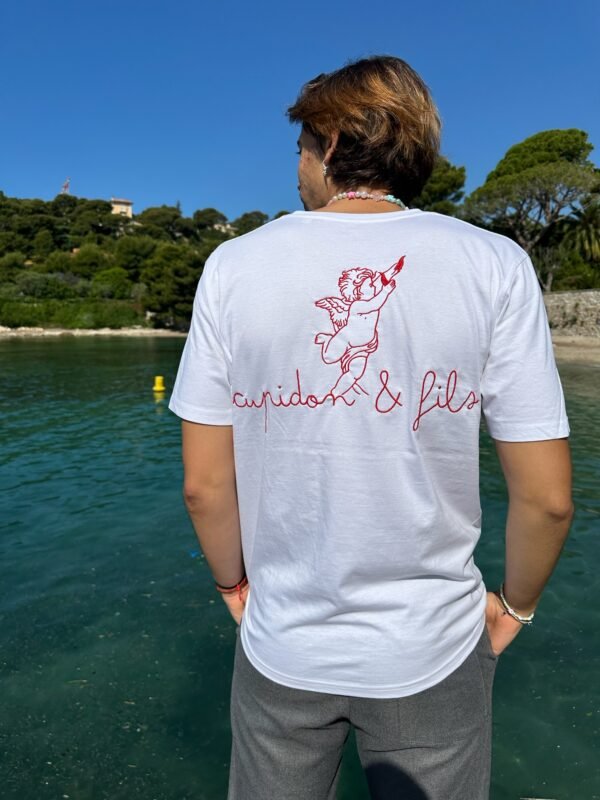 T shirt le classique de chez Cupidon & Fils porté par un homme de dos